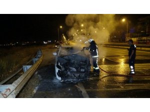 Alkollü sürücünün patlak lastikle kullandığı otomobil alev alev yandı