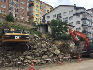 Mamak Belediye Başkanı Köse, Temeli Çöken Ve Otoparkı Hasar Gören Binada İncelemelerde Bulundu