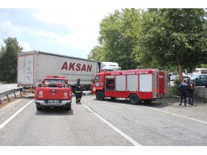 Sürücü sıkıştığı koltukta ambulansı sigara içerek bekledi