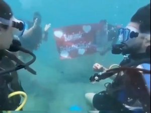 Antalya’da su altında romantik evlilik teklifi
