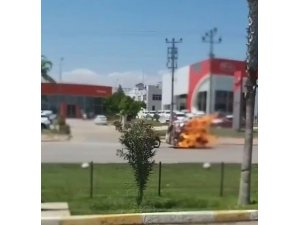 Seyir halindeki motosikletin römorku alev alev yandı