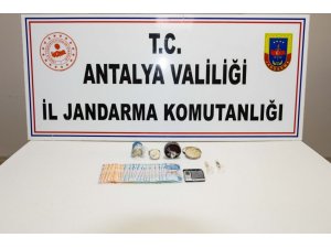 Krem kutusuna saklanan uyuşturucu madde jandarmaya yakalandı