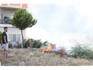 Boş arazide yangın paniğe sebep oldu