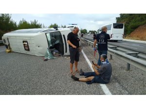 Lastiği yarılan kuruyemiş yüklü minibüs devrilip metrelerce sürüklendi: 2 yaralı