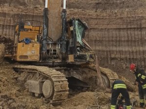 İ̇ş Makinesinin Üzerine Toprak Kaydı: 1 Yaralı