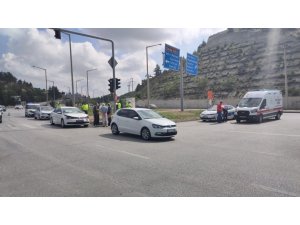 Kırmızı Işıkta Bekleyen Araca Arkadan Çarptı: 3 Yaralı