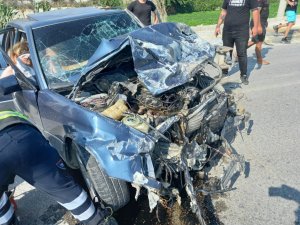 Hatay’da Otomobil İle Minibüs Kafa Kafaya Çarpıştı: 3 Yaralı