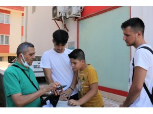 Öğretmen baba kayıp oğlunu elinde fotoğrafla sokak sokak arayarak iz sürüyor