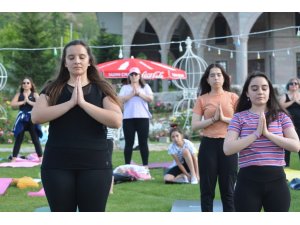 Isparta’da Kadınlar Pandeminin Stresini Açık Havada Yoga İle Atıyor