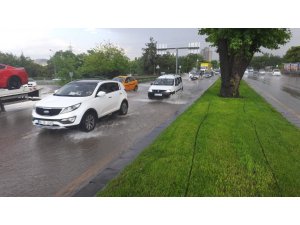 Ankara’da Sağanak Yağış: Cadde Ve Sokaklar Göle Döndü