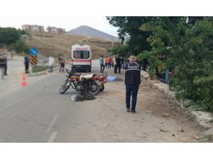 Freni Tutmayan Motosiklet Bahçe Duvarına Çarptı: 1 Ölü, 2 Yaralı