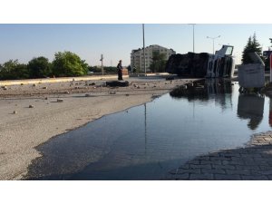 Motorin Dolu Tanker Devrildi, Yol Adeta Göle Döndü