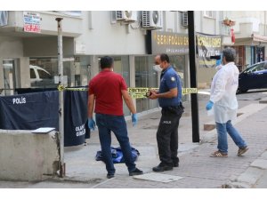 Gölgesine oturduğu bina önünde hayatını kaybetti