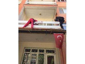 Balkondan Düşmek Üzere Olan Engelli Genci Polis Kurtardı