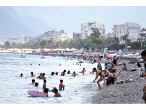 Antalya’da termometreler 41 dereceyi gösterdi, vatandaş denize koştu