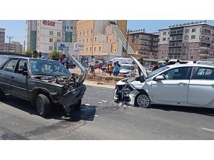 Hatay’da İki Otomobil Kafa Kafaya Çarpıştı: 4 Yaralı