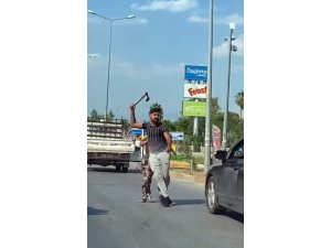 Trafikte tartıştığı kişiye elinde balta ile saldırmaya kalktı
