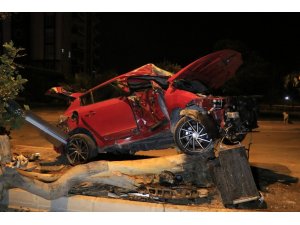 Adana’da Otomobil Refüjdeki Ağaca Çarptı: 2 Yaralı