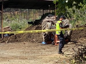 Devrilen traktörün altında kalan sürücü hayatını kaybetti