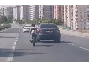 Motosiklet Üzerinde Tehlikeli Yolculuk