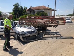 Traktöre takılı zirai alete çarpan otomobil sürücüsü hayatını kaybetti