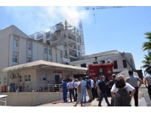 Hastane ek bina inşaatında çıkan yangın korkuttu