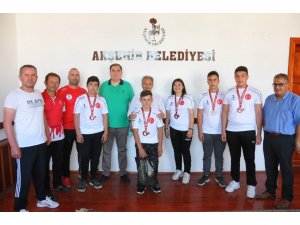 Akşehir Belediyesinden Başarılı Sporculara Altın