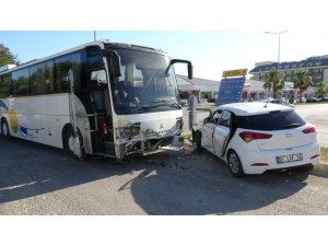 Servis otobüsü otomobile çarptı, baba ve 5 yaşındaki kızı yaralandı