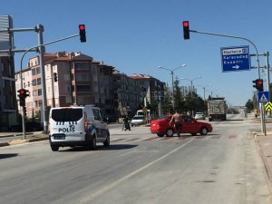 Ters Yönde Giden Sürücü Karşıdan Polis Gelince Yakayı Ele Verdi