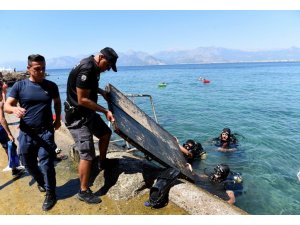 Dip temizliği için dalıp denizden ahşap kapı çıkardılar