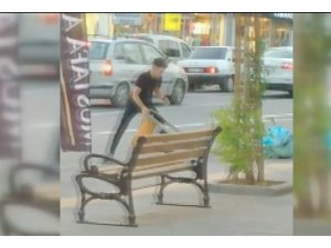 Kaldırımdaki Çöp Kutusunu Söküp Götürdü