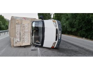 Otomobille Çarpışan Mobilya Yüklü Kamyonet Yan Yatıp Sürüklendi: 4 Yaralı
