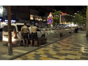 ’Dünyanın En Saçma Binası’nın Kapı Ve Pencerelerini Çalarken Yakalandılar