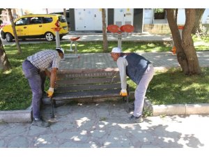 Ereğli’de Pandemi Nedeniyle Kaldırılan Banklar Yerlerine Yerleştiriliyor