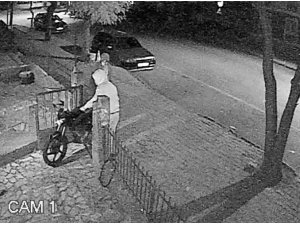 Kapşonlu Gençlerin Motosiklet Hırsızlığı Kamerada