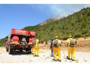 Antalya’da 25 hektarlık ormanın yandığı bölgede soğutma çalışmaları devam ediyor