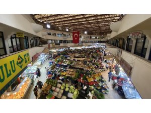 Gıda Dolabına Giren Gence Esnaf Tepkili