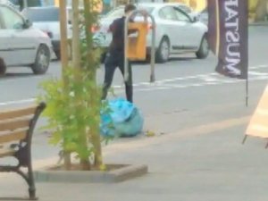 Kaldırımdaki Çöp Kutusunu Söküp Götüren Genç Yakalandı
