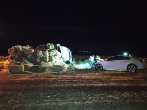 Otomobille Saman Yüklü Kamyonet Çarpıştı: 7 Yaralı