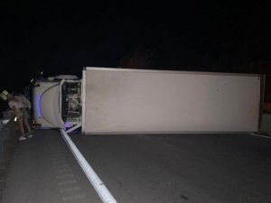 Freni boşalan kamyonun sürücüsü, araç konvoyunu görünce kamyonunu yan yatırdı