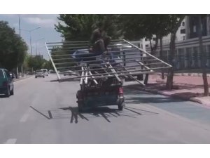 Üç Tekerli Motosiklet Üzerinde Tehlikeli Yolculuk