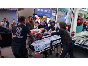 Kediyi görüp annesinin elinden yola fırlayan çocuğa araç çarptı