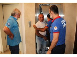Asansörde Mahsur Kalan Su Dağıtıcısını Cankur Ekibi Kurtardı