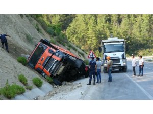 Lastiği patlayan kamyon devrilerek alev alev yandı