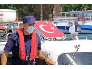 Akıntıya kapılıp denizde 2 saat mahsur kalan yaşlı adamı sahil güvenlik kurtardı