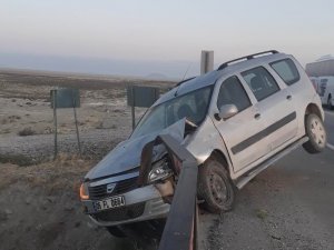 Hafif Ticari Araç Bariyerlere Saplandı: 1 Yaralı