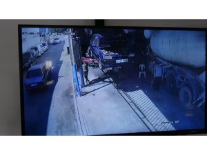 Otomobilin camından kurşun yağdırdı, işyerindekiler kaçacak yer aradı
