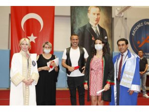 Görme engelli hukuk öğrencisi, diplomasını Haluk Levent ve Özlenen Özkan’ın elinden aldı