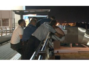 Antalya’da üst geçitteki intihar girişimi polisin hamlesiyle önlendi