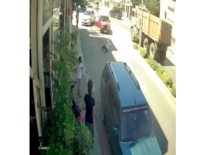 İçinde bulunduğu otomobile çarpıp kaçan sürücüyü kovalarken düştü